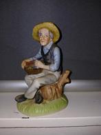 Vintage Porseleinen Beeldje Oude Man met Fruitmand, Antiek en Kunst, Kunst | Beelden en Houtsnijwerken, Ophalen of Verzenden