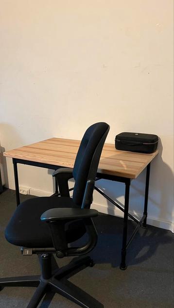 Bureau met bureaustoel beschikbaar voor biedingen