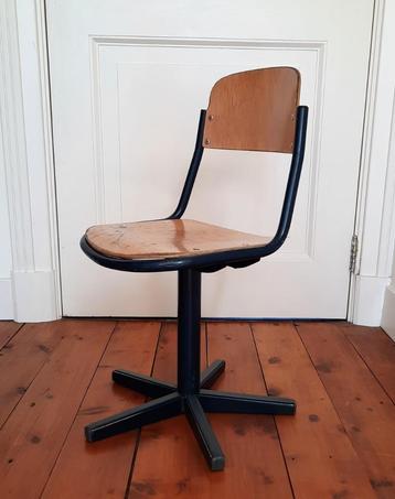 Retro schoolstoeltje beschikbaar voor biedingen