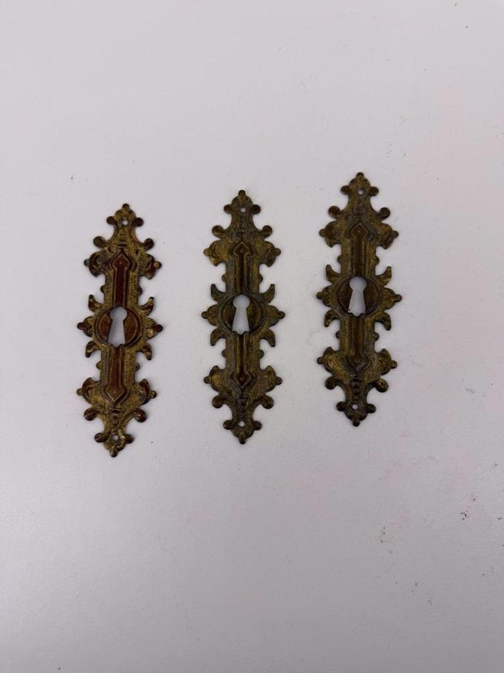 Set van 3 antieke sleutelplaatjes, Doe-het-zelf en Verbouw, Hang- en Sluitwerk, Klink of Kruk, Koper of Messing, Ophalen of Verzenden