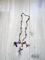 Folkloristische ketting met veertjes uit Zuid-Amerika, Ophalen of Verzenden, Gebruikt, Overige materialen