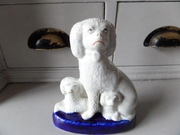 antiek porseleinen beeldje van hond met haar 2 jongen.