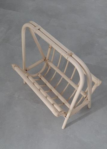 Vintage wit rotan lectuurmand met handgreep beschikbaar voor biedingen