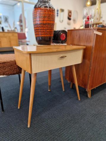 Vintage halkastje jaren 70 ronde hoge pootjes beschikbaar voor biedingen