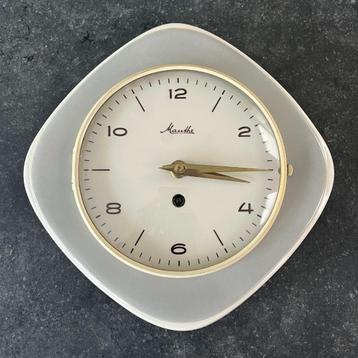 Jaren 50 60 keramiek wandklok Mauthe Kienzle beschikbaar voor biedingen