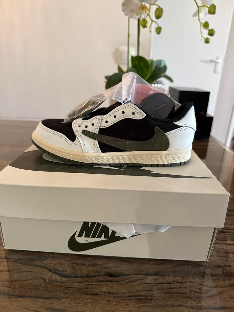 Jordan 1 Retro Low OG SP Travis Scott Olive (PS) 34, Ophalen of Verzenden, Nieuw, Sneakers of Gympen