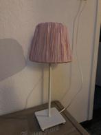 Tafellamp met witte standaard en roze kap van Ikea, Huis en Inrichting, Lampen | Tafellampen, Ophalen of Verzenden, Gebruikt, Minder dan 50 cm