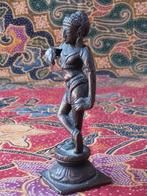 Mooi antiek brons beeldje uit India van een Devi 9,7 cm., Ophalen of Verzenden