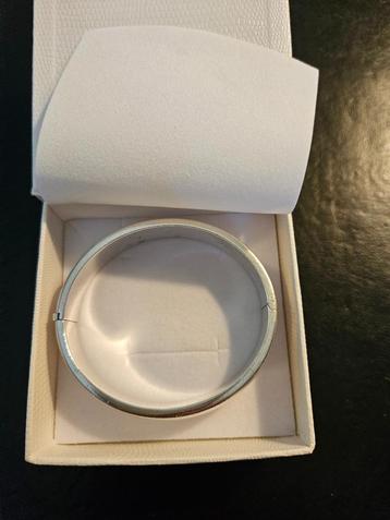 Armband beschikbaar voor biedingen