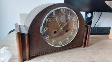 Pendule klok met sleutel beschikbaar voor biedingen