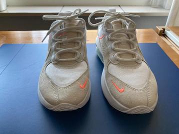 Te koop: witte NIKE sneakers met oranje/roze NIKE logo beschikbaar voor biedingen