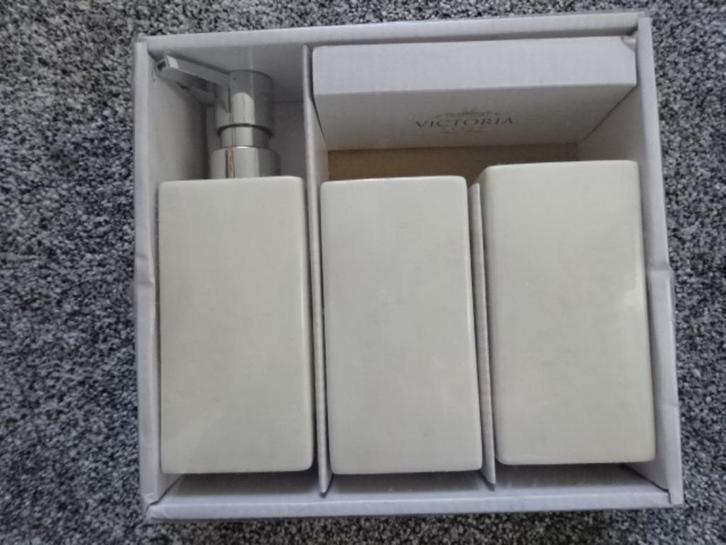 3-delig badkamerset van porcelein / NIEUW in de verpakking, Huis en Inrichting, Badkamer | Badtextiel en Accessoires, Nieuw, Overige typen