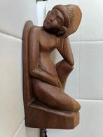 Balinees art deco beeld van een liggende jongeman, Antiek en Kunst, Ophalen of Verzenden
