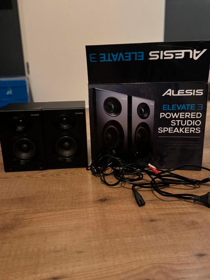Compact kit 4 met bijbehorende speakers van het merk alesis., Computers en Software, Pc speakers, Zo goed als nieuw, Ophalen of Verzenden