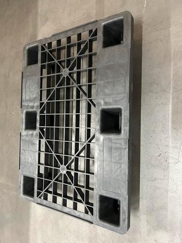 Kunststof pallets 80x60. beschikbaar voor biedingen