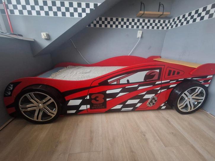 Zeer net autobed en complete kinderkamer, Kinderen en Baby's, Kinderkamer | Bedden, Zo goed als nieuw, 180 cm of meer, 85 tot 100 cm