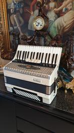 Accordeon Royal standard 80 Bass spel super
Mooie Nordland, Muziek en Instrumenten, Accordeons, Overige merken, Met riemen, Overige formaten