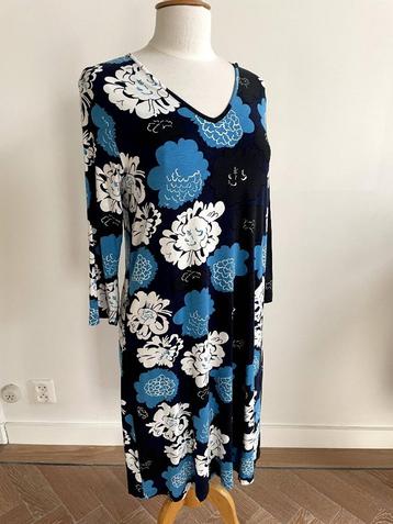 Marimekko: Blauw-witte jurk met mooie print. Maat M beschikbaar voor biedingen