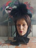 Antieke bonnet met struisvogel veer en linten., Ophalen of Verzenden