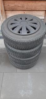Winterbanden op stalen velgen incl zwarte wieldoppen., Auto diversen, Ophalen, Zo goed als nieuw
