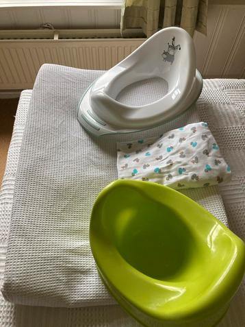 Baby uitzet: Aankleedkussen, wc-verkleiner, potje beschikbaar voor biedingen