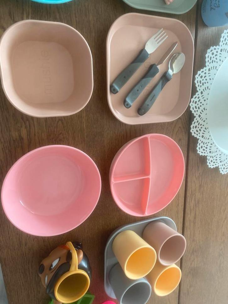 Set bordjes bekers kommen bestek etc, Huis en Inrichting, Keuken | Tupperware, Zo goed als nieuw, Overige typen, Ophalen of Verzenden