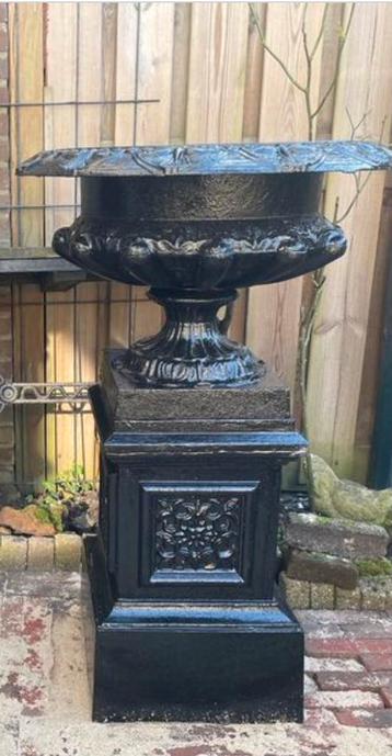 Gietijzeren brede tuinvaas bloempot op console sokkel beschikbaar voor biedingen