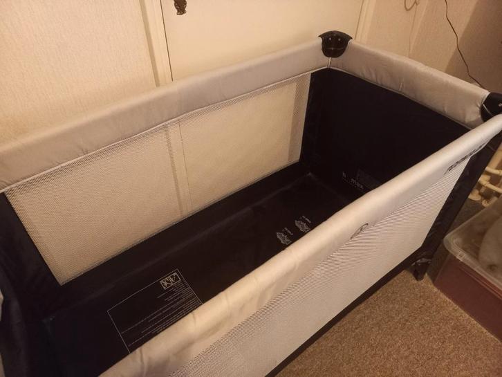 Topmark Campingbedje Zwart + Extra Matras, Kinderen en Baby's, Babywiegjes en Ledikanten, Zo goed als nieuw, Reisbedje, Ophalen of Verzenden