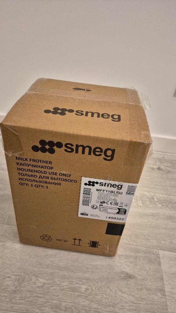 Nieuw in doos! Zwarte Melkopschuimer Smeg MFF11BLEU, Witgoed en Apparatuur, Melkopschuimers, Nieuw, Elektrische melkopschuimer