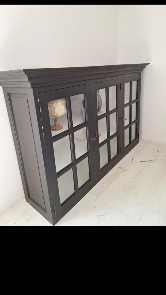 Mooie zwarte vitrinekast met glazen deuren, Huis en Inrichting, Kasten | Wandmeubels, Zo goed als nieuw, 150 tot 200 cm, Minder dan 150 cm