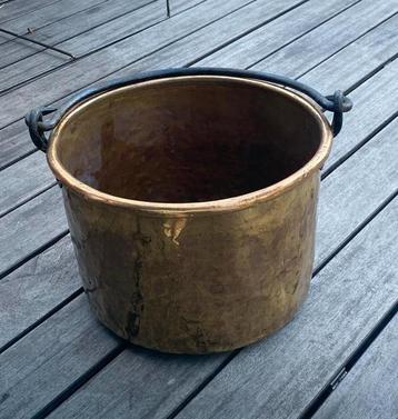 Antieke Koperen Ketel met Smeedijzeren Hengsels beschikbaar voor biedingen