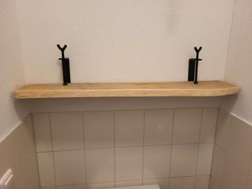 Houten plank met metalen steunen beschikbaar voor biedingen