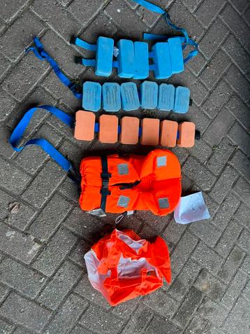 Twee kinder zwemvesten en drie x zwemkurken vesten nieuw beschikbaar voor biedingen