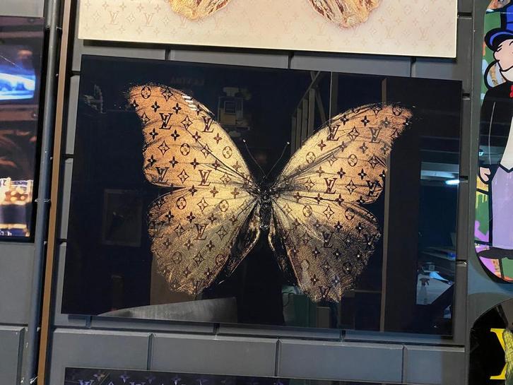 Vlinder met Louis Vuitton print, Huis en Inrichting, Woonaccessoires | Schilderijen, Tekeningen en Foto's, Nieuw, Print, 50 tot 75 cm
