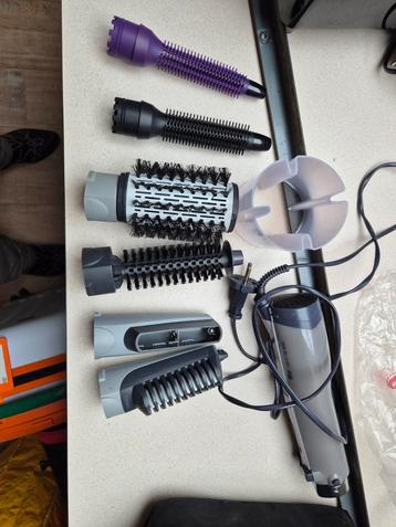 Babyliss draaiende haarborstel föhn met meerder accessoires  beschikbaar voor biedingen