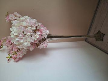 Glazen hoge vaas met roze zijdebloemen. Bieden. beschikbaar voor biedingen