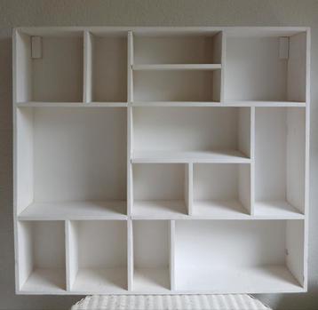 groot wit wandrek vakkenkast 82x75 beschikbaar voor biedingen