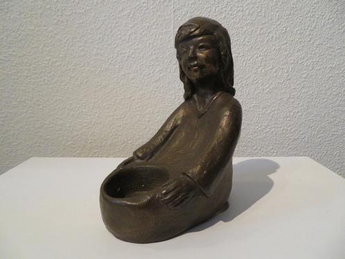 Gesigneerd aardewerk beeldje meisje, waxinelicht houder, Antiek en Kunst, Antiek | Keramiek en Aardewerk, Ophalen of Verzenden