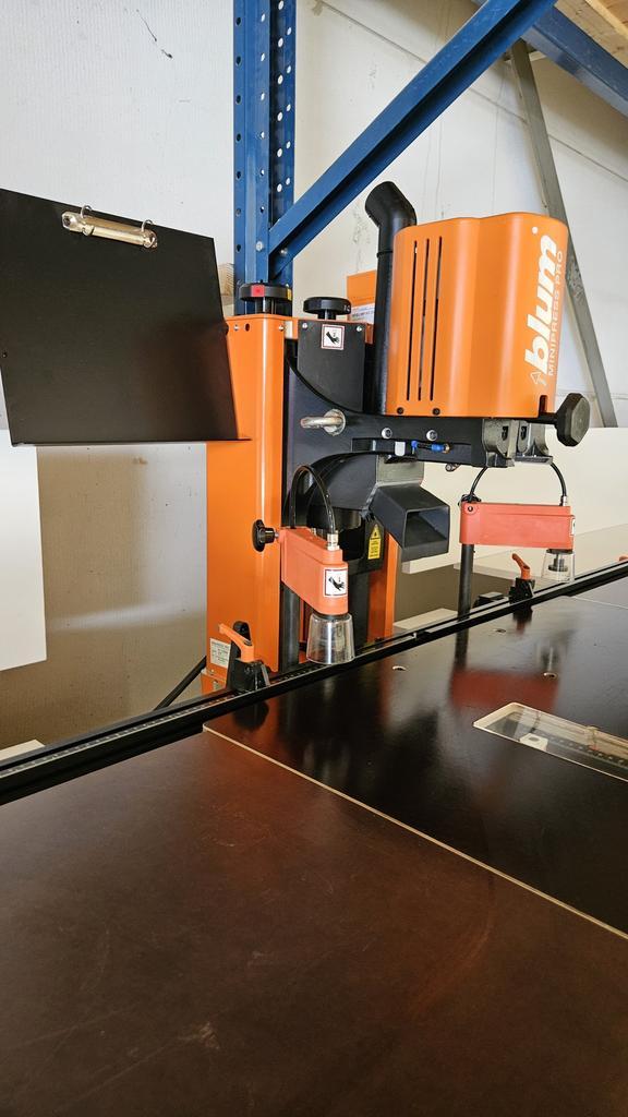 Blum Scharnier Rijboormachine (Bijna Nieuw), Zakelijke goederen, Machines en Bouw | Industrie en Techniek, Ophalen