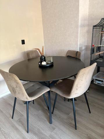 Zsm weg graag! Zwarte ronde eettafel beschikbaar voor biedingen