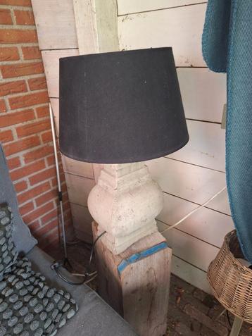 Lamp met betonnen voet, kap is antraciet  beschikbaar voor biedingen