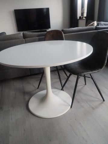 Ronde witte eettafel beschikbaar voor biedingen