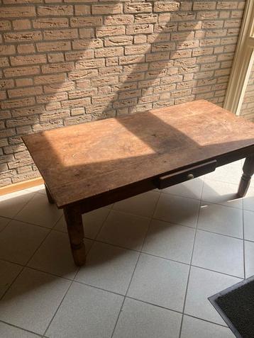 Antieke houten tafel beschikbaar voor biedingen