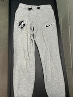 FCU Nike Joggingbroek Grijs Maat 128-137, Broek, Gebruikt, Jongen of Meisje, Ophalen of Verzenden