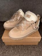 Ugg Lowmel Sand 38, Kleding | Dames, UGG, Beige, Nieuw, Ophalen of Verzenden