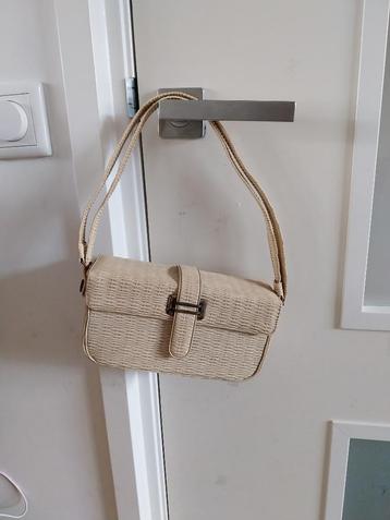Leuk cremekleurig tasje beschikbaar voor biedingen
