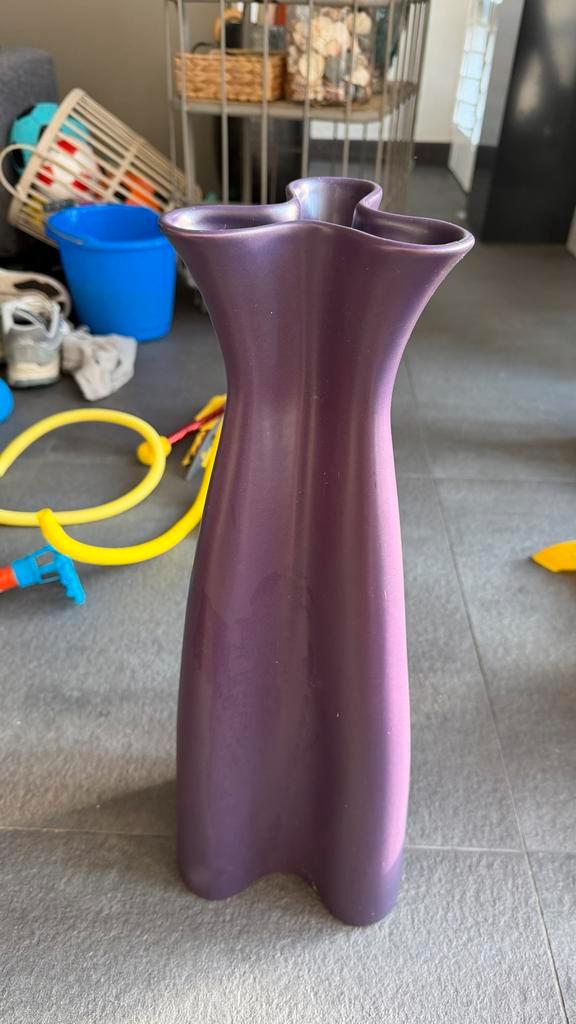 Paarse design vaas, Huis en Inrichting, Woonaccessoires | Vazen, Gebruikt, Overige kleuren, 50 tot 75 cm, Aardewerk of Porselein