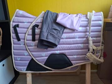 Roze zadeldekjes met hartjes, rijlegging, baselayer, halster beschikbaar voor biedingen
