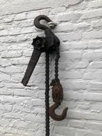 Oude stoere industrieel vintage takel ketting katrol, Ophalen