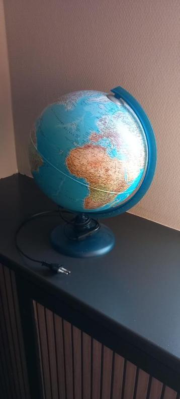Wereldbol met licht  beschikbaar voor biedingen
